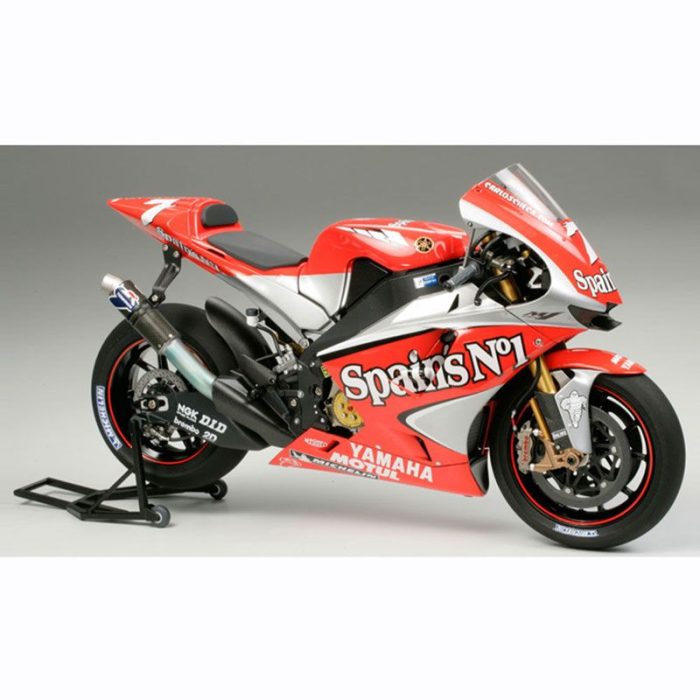 TAMIYA YAMAHA YZR-M1 '04 NO.7/NO.33-14100